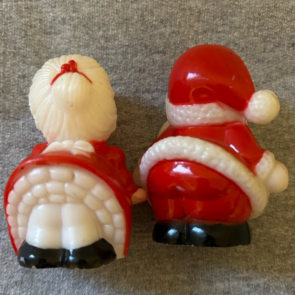 Vintage Kissing Santa and Mrs. Claus salt and pepper shakers - Picture 3 of 4